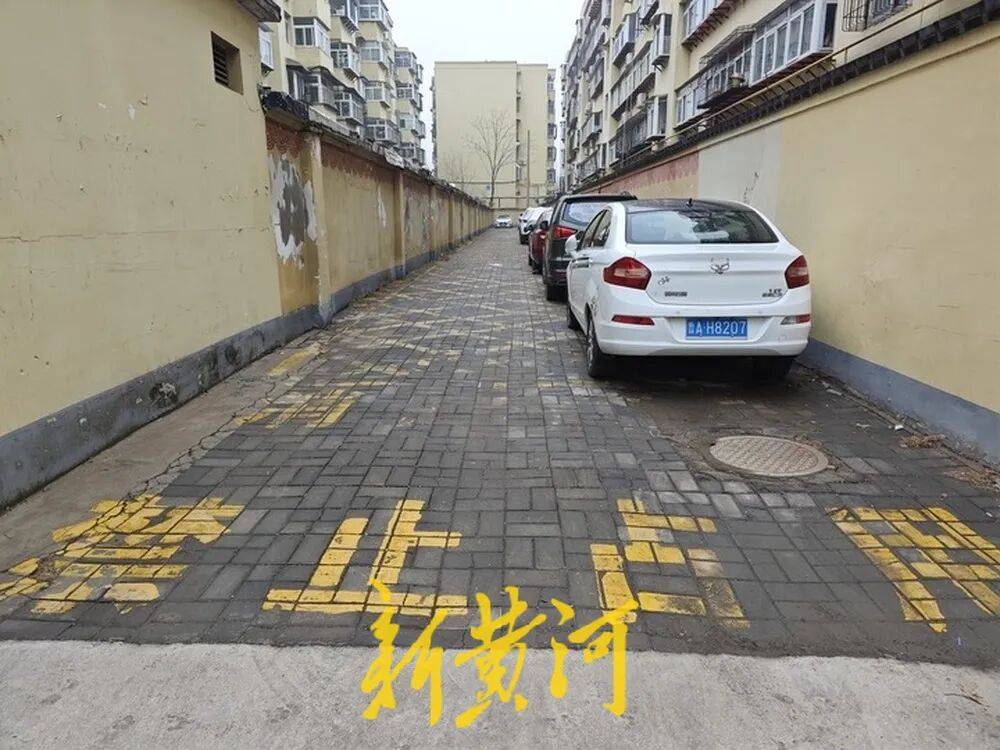 皇冠信用网押金多少 _济南一市民反映：未缴80元停车服务费车辆难出小区皇冠信用网押金多少 ，多方回应来了