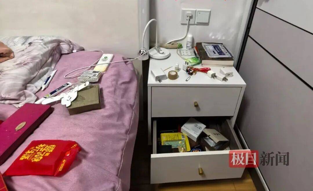 皇冠体育网_武汉一女子发现家中8根金条凭空消失皇冠体育网，报警称怀疑是前夫偷的：他在外面有负债，也有我家钥匙；警方经排查，从女子卧室抽屉夹缝中找到金条