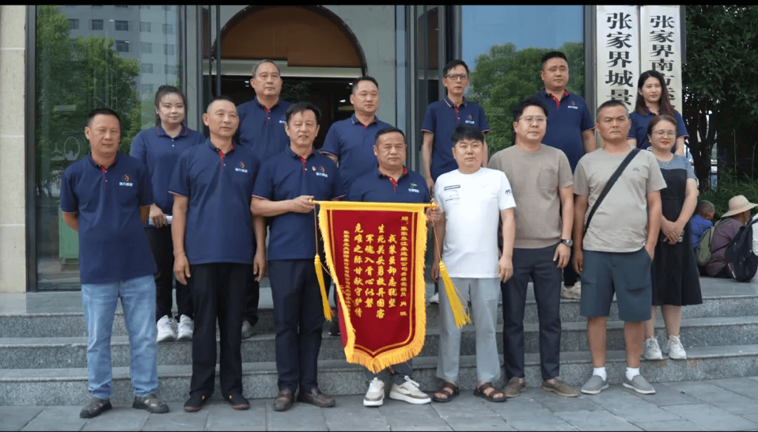 法国足球甲级联赛
_张家界司机高速上突发疾病法国足球甲级联赛
，晕倒前尽全力熄火刹车救下整车韩国游客，自己不幸离世，年仅41岁，他是退役军人