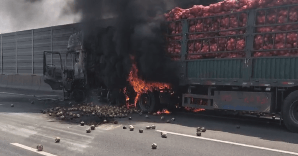 阿拉伦斯vs安提瓜_司机往后视镜一看阿拉伦斯vs安提瓜,糟了!670万元货物“葬身火海”