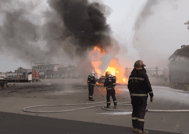 阿拉伦斯vs安提瓜_司机往后视镜一看阿拉伦斯vs安提瓜,糟了!670万元货物“葬身火海”