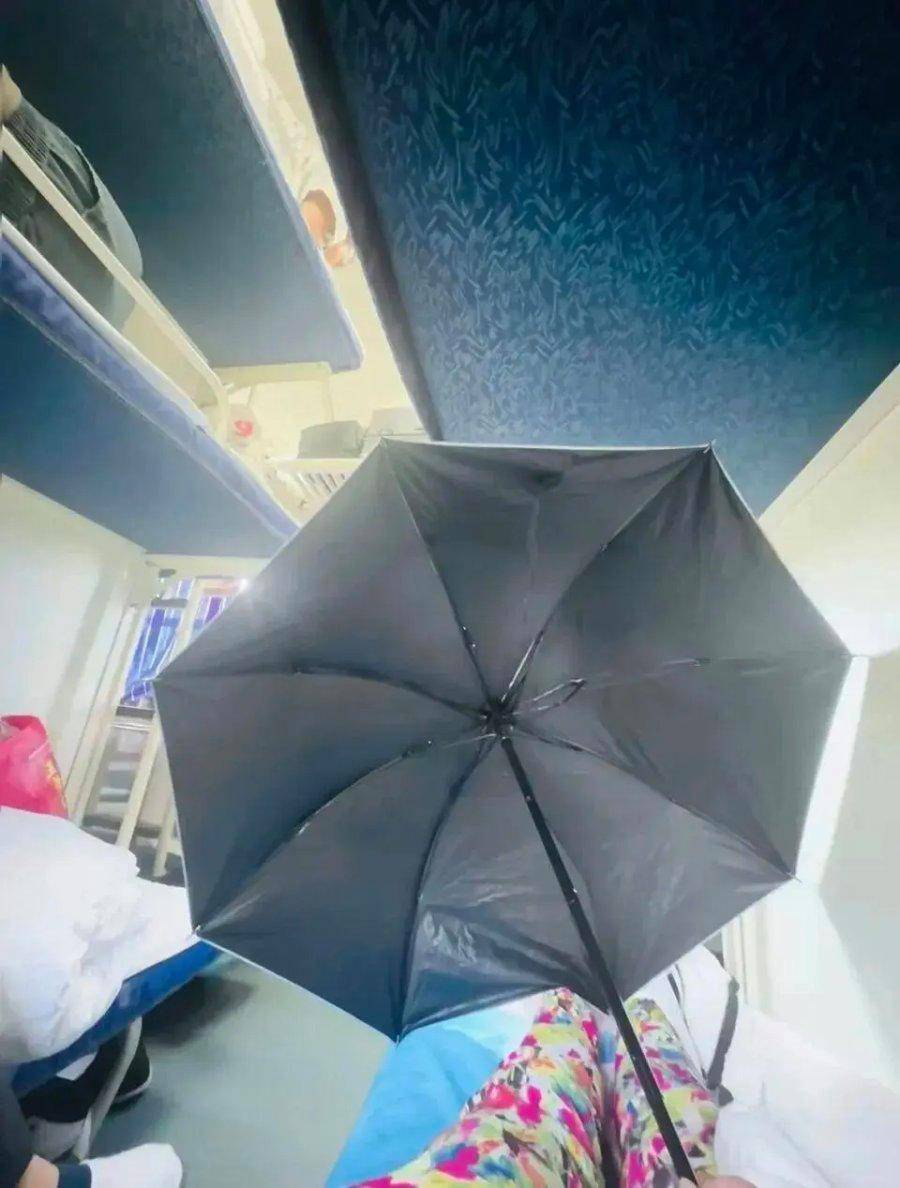 萨尔瓦多甲组联赛_坐火车卧铺打伞遮隐私萨尔瓦多甲组联赛，别急着喷旅客“矫情”