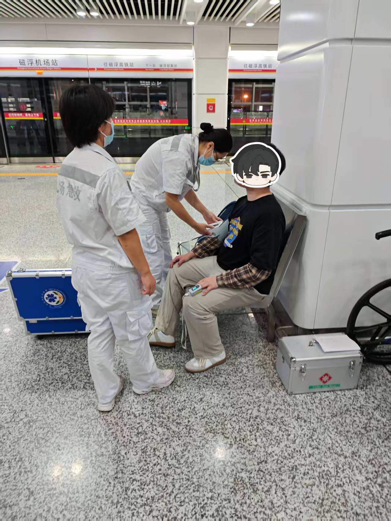 皇冠登1登2登3申请
_旅客长沙下飞机欲乘坐磁浮列车往城区找朋友皇冠登1登2登3申请
，突发呼吸不畅，民警与医护人员接力救援