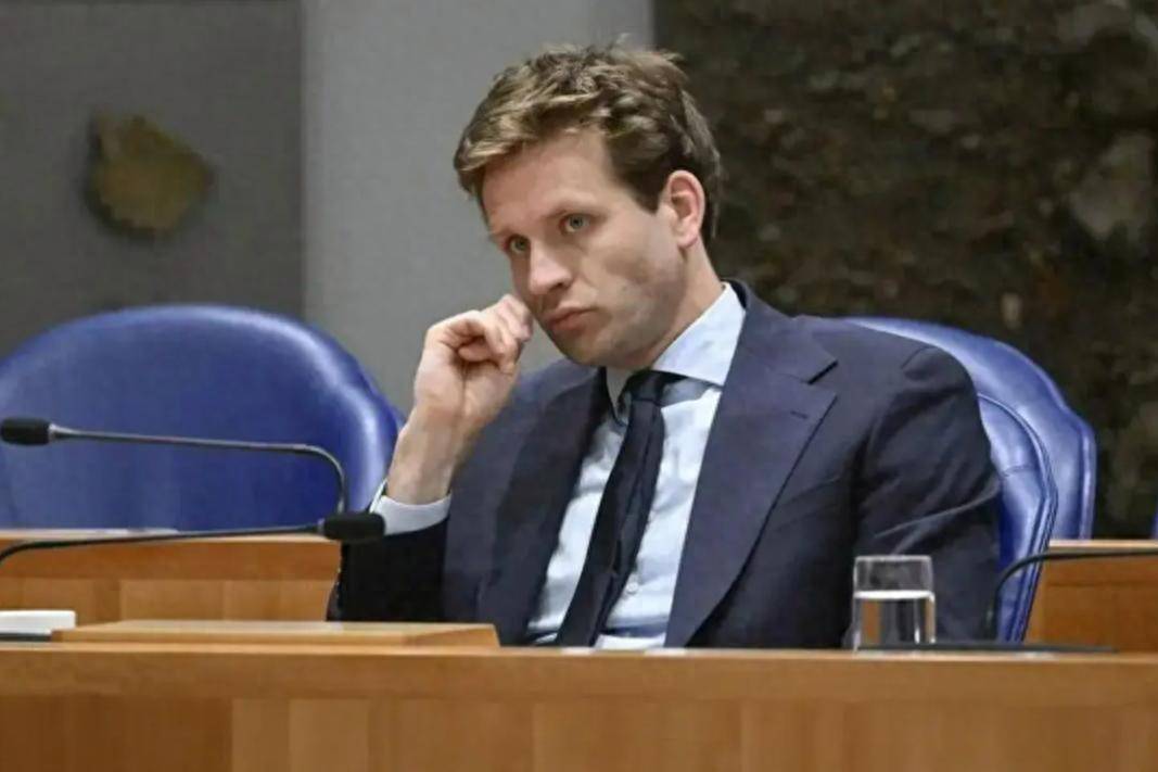 皇冠信用网正网_荷兰主动把电话打到北京皇冠信用网正网，不认错也不归还中企管理权，中方寸步不让：必须拿出个交代