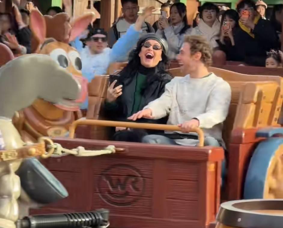 皇冠信用網怎么开通
_知名女歌手在上海迪士尼被偶遇皇冠信用網怎么开通
，见证求婚！“一时不知道谁更幸福”