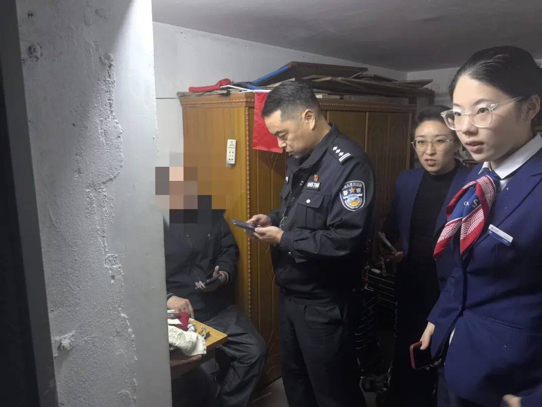 皇冠信用網开号
_浙江男子花30万买金条送孙子皇冠信用網开号
,所长、行长都上门了……