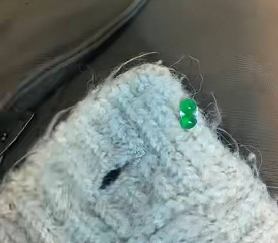 皇冠信用盘代理
_广东一女子毛衣无意间粘走3000元翡翠耳环皇冠信用盘代理
,一家家询问找到失主送还,店主:很感激