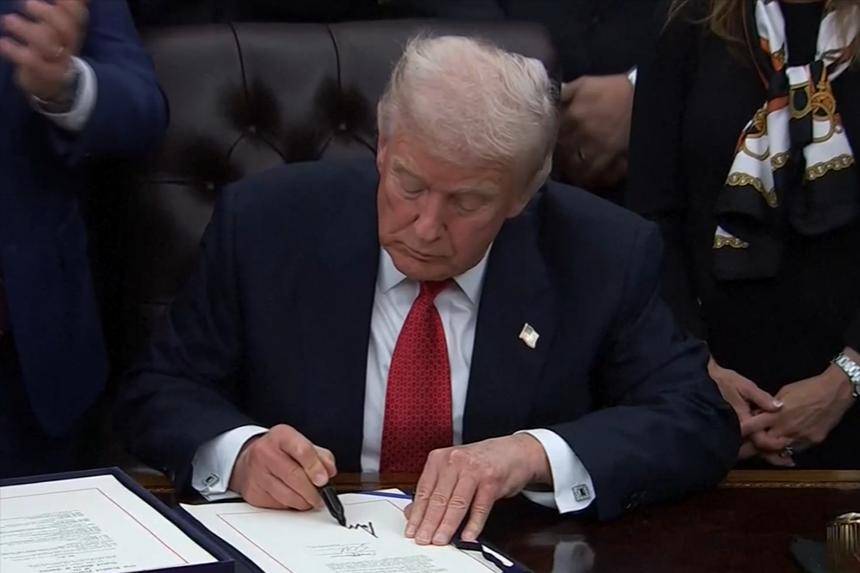 皇冠app_52票赞成47票反对！美国投票结果公布皇冠app，共和党五人反水，特朗普痛骂“叛徒”！