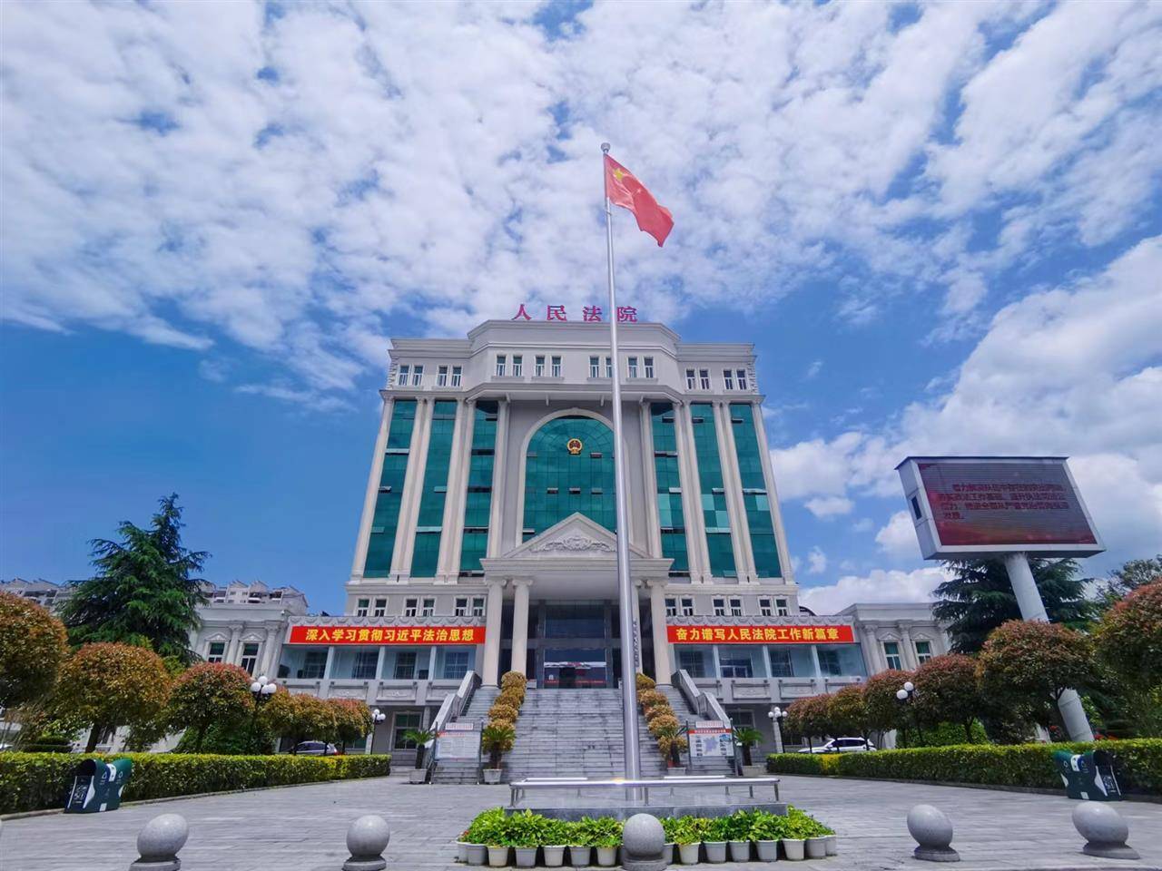 皇冠平台_男乘客与女司机发生言语冲突皇冠平台，一巴掌打下去，法院判赔2万元