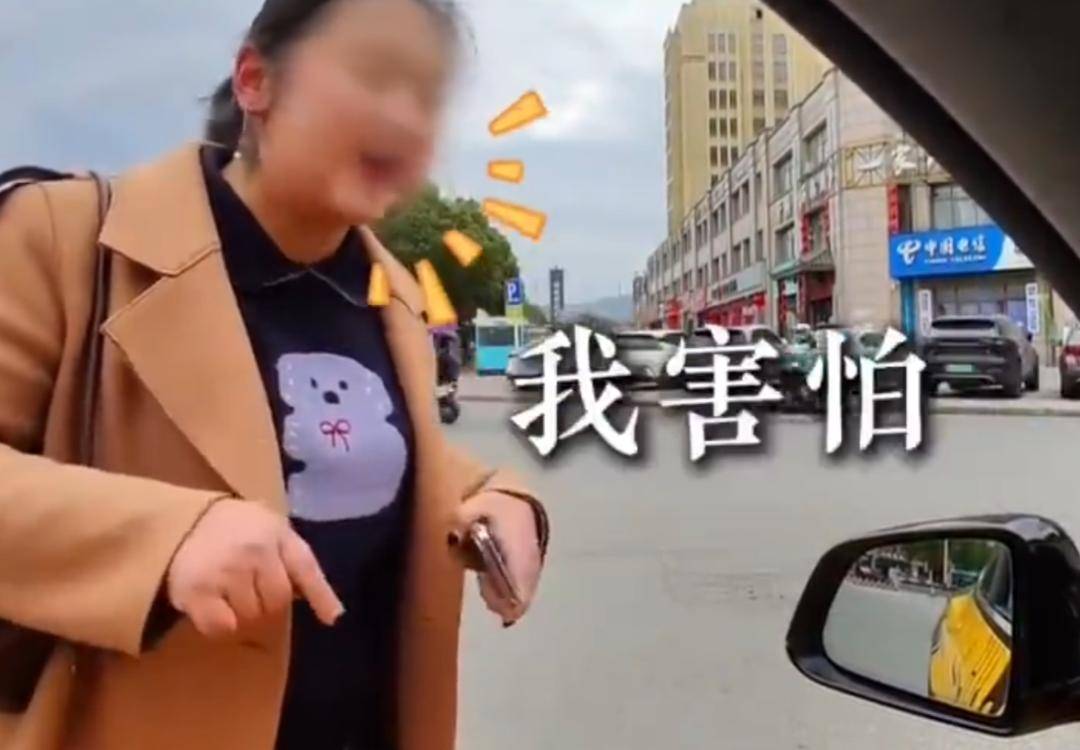 皇冠hga010_“看到你我害怕！”女子强烈要求男子挪车皇冠hga010，网友：不可理喻