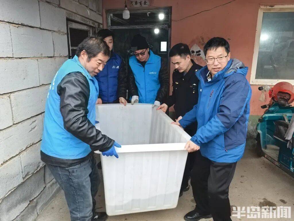 皇冠信用网会员_神奇!青岛渔民出海捕到一条怪鱼皇冠信用网会员,身价昂贵!