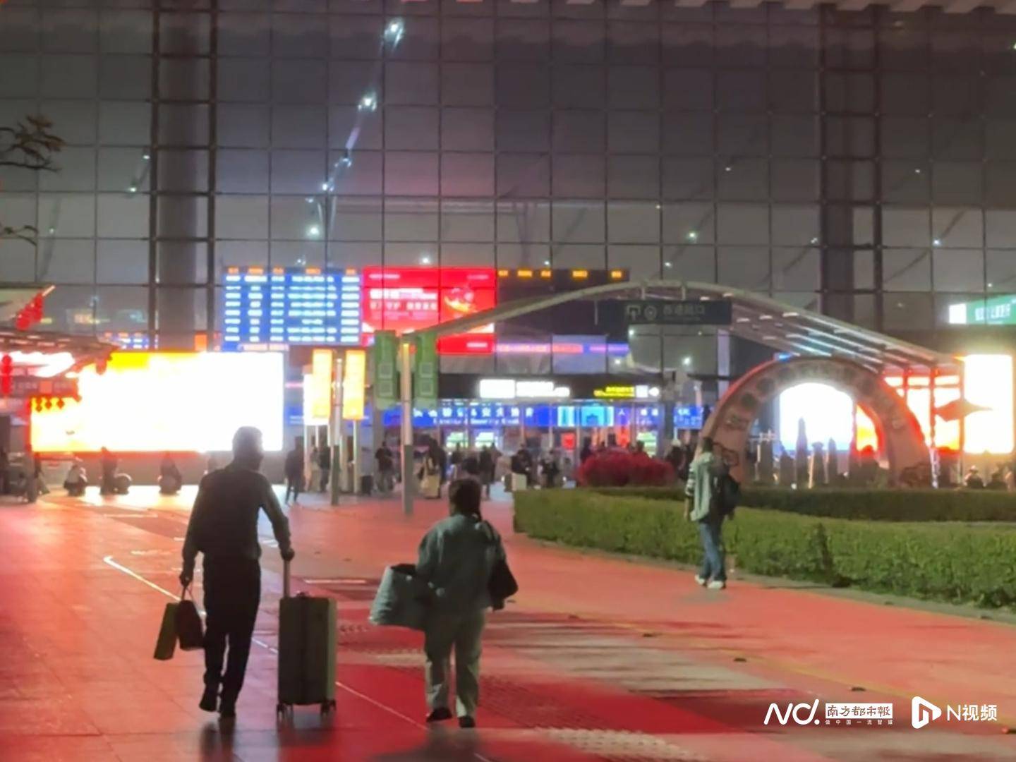 皇冠信用平台出租出售_跑了八小时只赚25块:他把自己从酒里开出来皇冠信用平台出租出售,也把年开回家