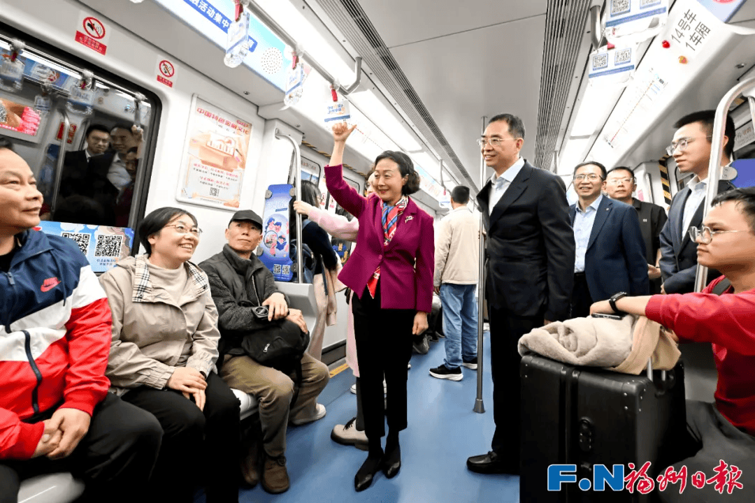 皇冠mos011_福建省委副书记、福州市委书记郭宁宁皇冠mos011，市长吴贤德暗访，乘地铁与游客交流