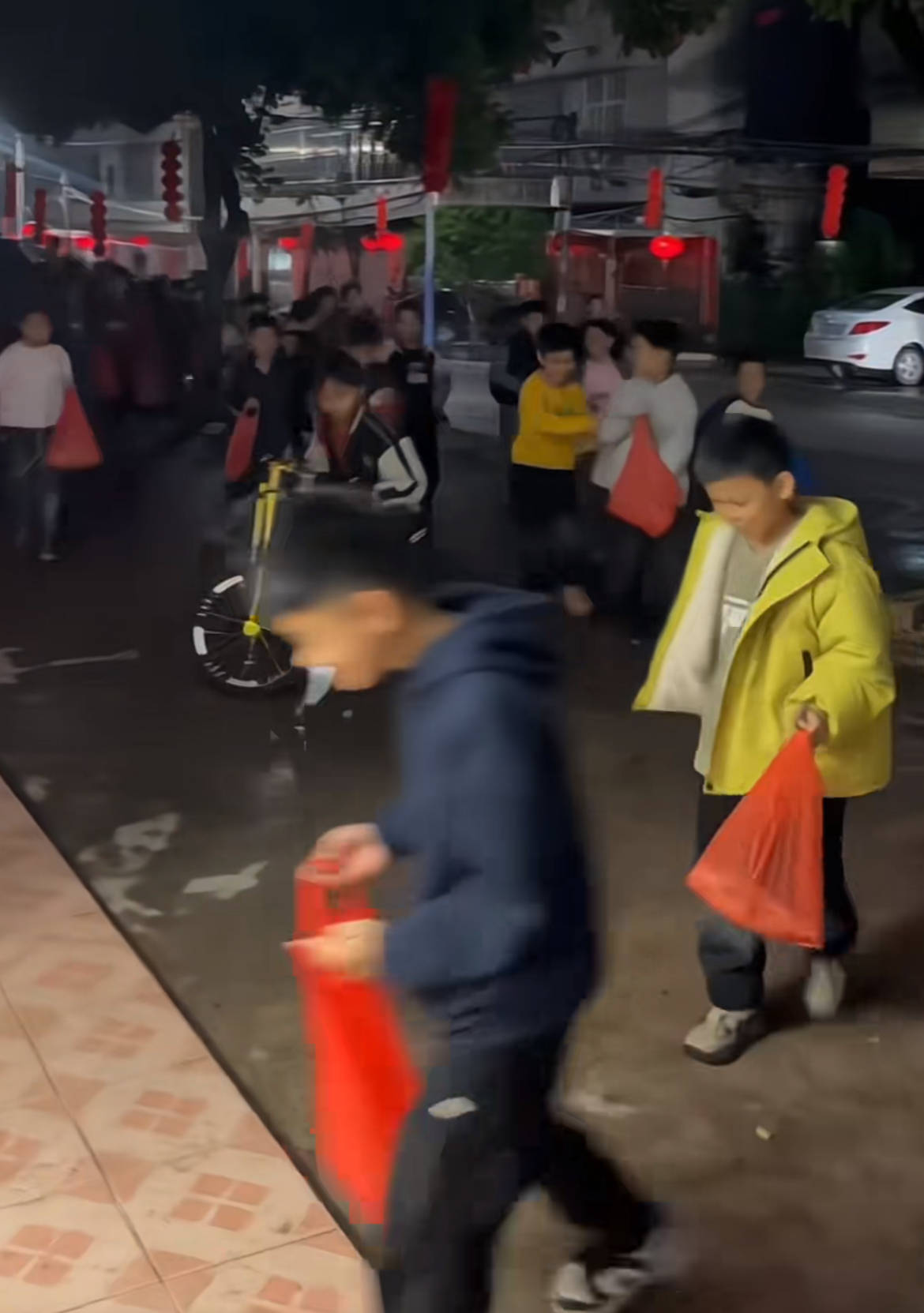 皇冠信用网会员申请网址 _“叔公发烟皇冠信用网会员申请网址 ，千子万孙！”广东小朋友蜂拥上门闹元宵年味爆棚，拍摄者：庆祝新婚的习俗