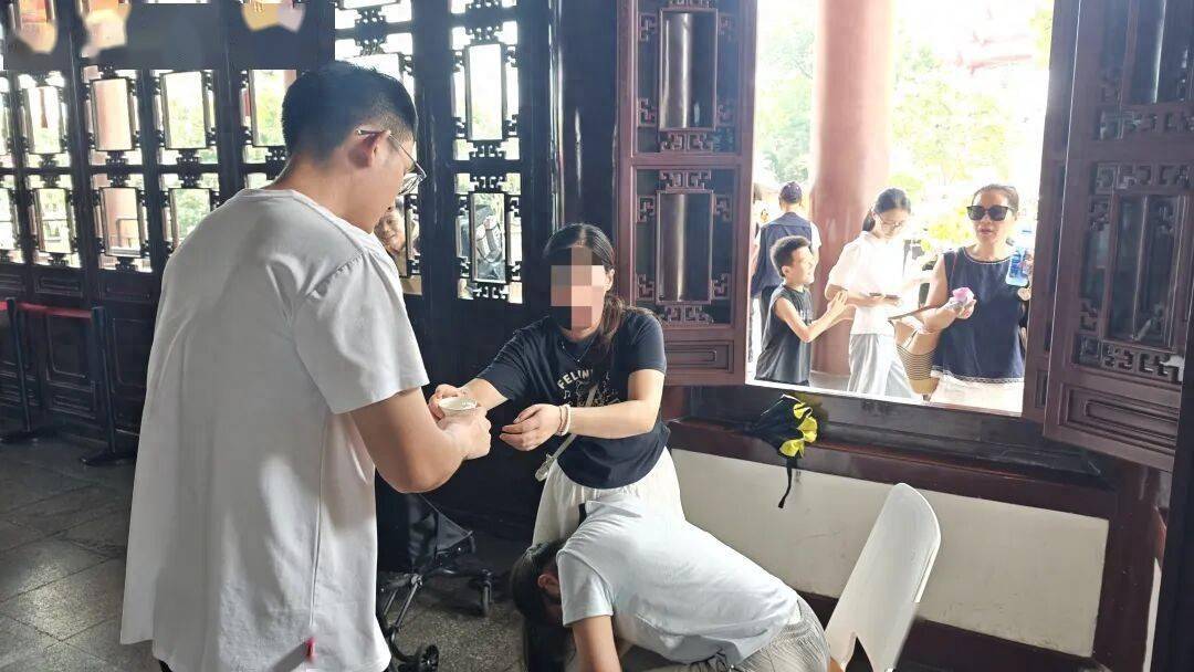 皇冠信用网怎么代理_黄鹤楼下皇冠信用网怎么代理，父女俩来旅游先后瘫倒在地，情况危急！周围一群人冲了上去，“整个过程非常快，特别安心”