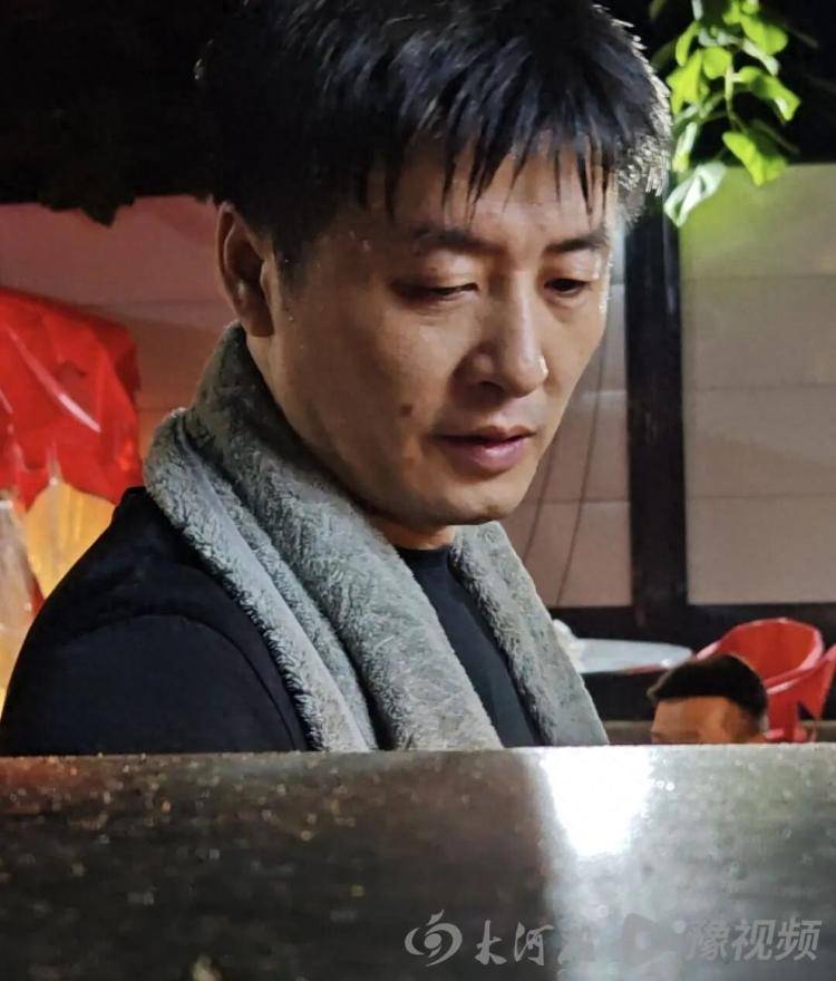 皇冠信用网_河南一烧烤摊主因五官轮廓、神态气质酷似张雪峰走红