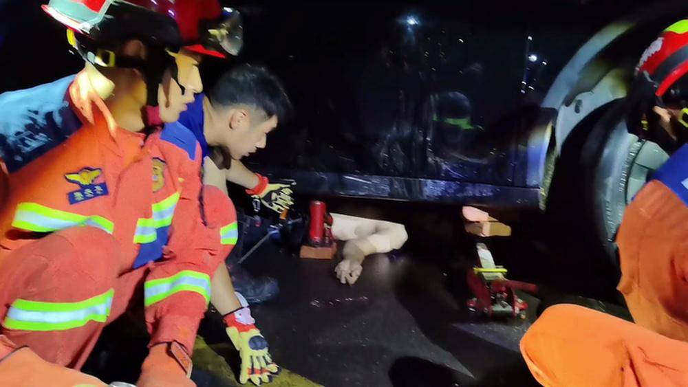 电竞足球网址_济南:突发!醉酒男子意外被卷入车底电竞足球网址,多人伸援手