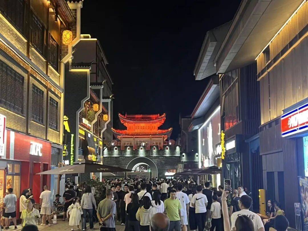 皇冠登3代理
_一座“人造空城”爆改后复业:客流已超100万人次皇冠登3代理
,商铺快招满!央视曾曝光其总耗资24亿元,“停车场是唯一盈利项目”