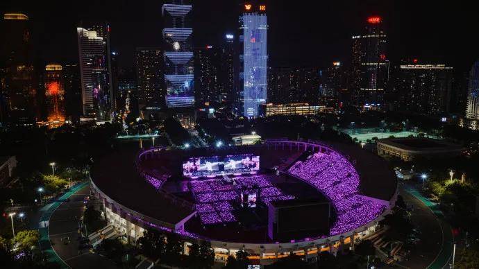 皇冠上下级联系_知名歌手广州开演唱会皇冠上下级联系，突然坐地上，称“太热没风，有点晕”！广东天气最新提醒