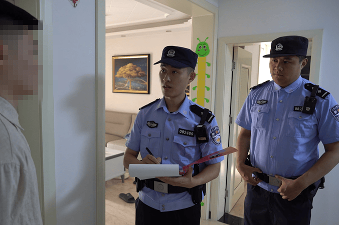 世界杯皇冠平台_男子留宿4个同事忍不住炫耀2万元世界杯皇冠平台,深夜发现钱不见了!警方查明