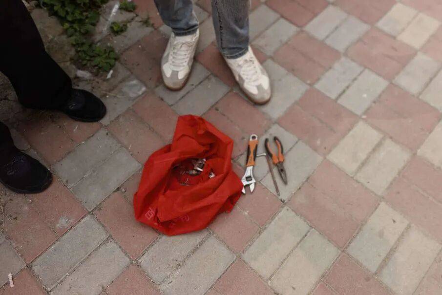 英格兰联赛杯_一个人一套工具英格兰联赛杯，男子3个月差点“搬空”一家酒店：40多台电视、50多台空调内机、10多台外机