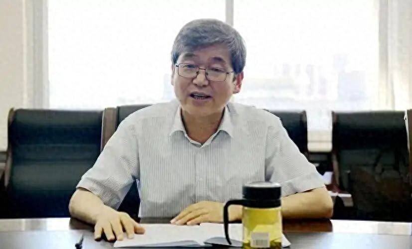 皇冠体育App下载_内蒙古师范大学原党委书记阿拉坦仓皇冠体育App下载，辞去自治区人大代表职务；曾任呼和浩特民族学院副院长、内蒙古师范大学校长