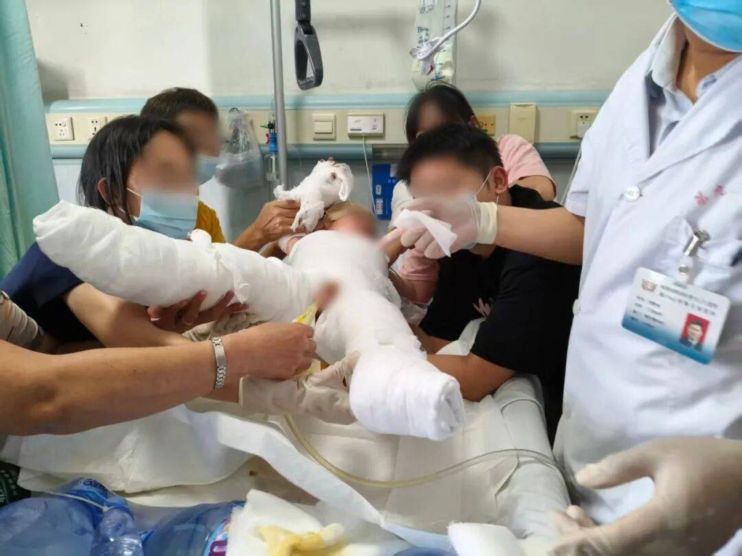 皇冠信用网登_“妈妈我痛死了皇冠信用网登，医不好了我们回去吧”，福建2岁女童被独自留置浴室，因好奇误触水龙头，遭70℃热水淋烫2分钟，致全身大面积重度烫伤