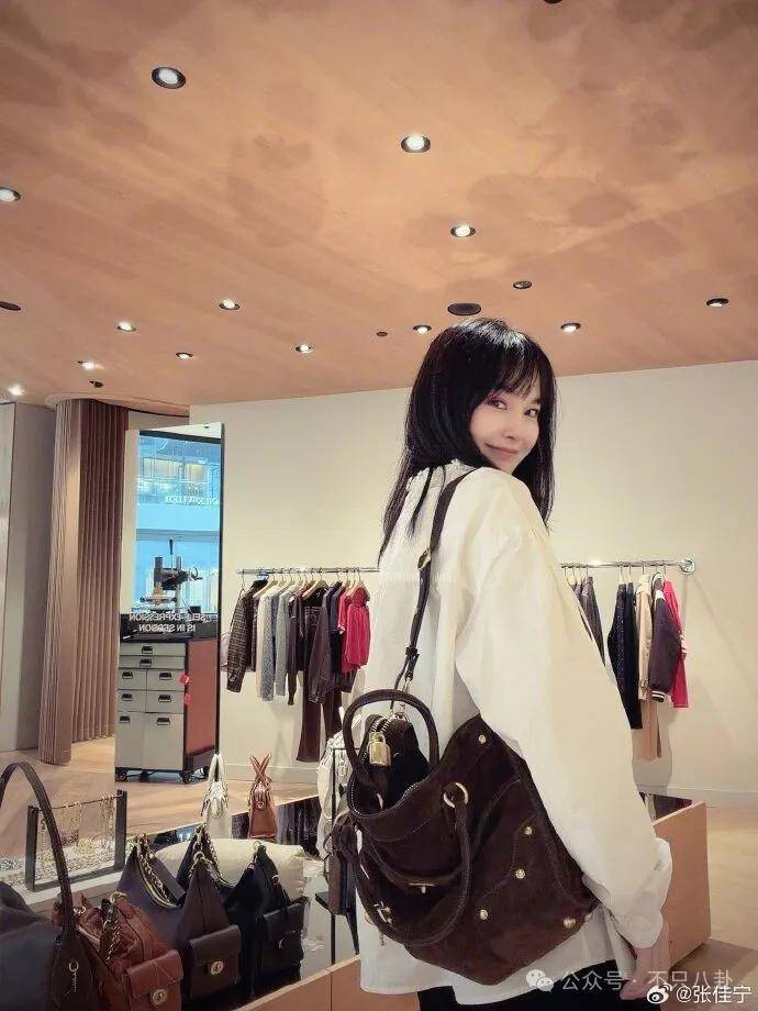 皇冠登3管理出租_她好像真的未婚先孕了皇冠登3管理出租？全网都在猜孩子生父是谁