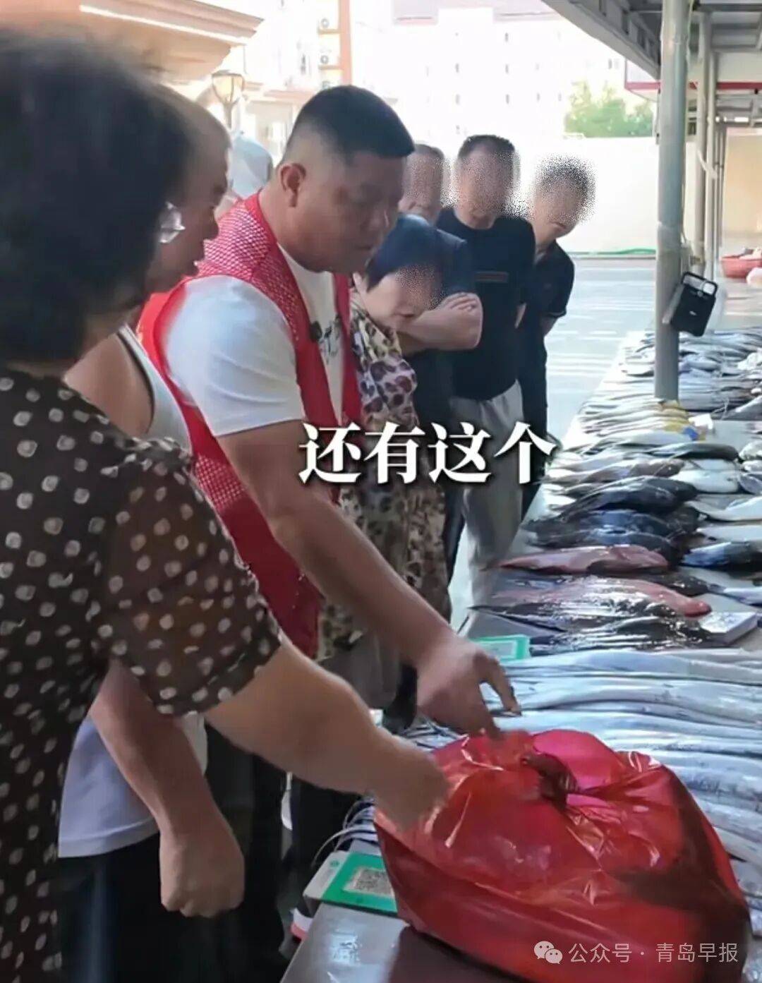 皇冠球盘怎么做代理_河北秦皇岛一摊贩因使用不透明塑料袋装海鲜被停业皇冠球盘怎么做代理，市场管理人员：不透明袋子更重，推广白袋图的就是“透明”；当地市场监督管理局回应