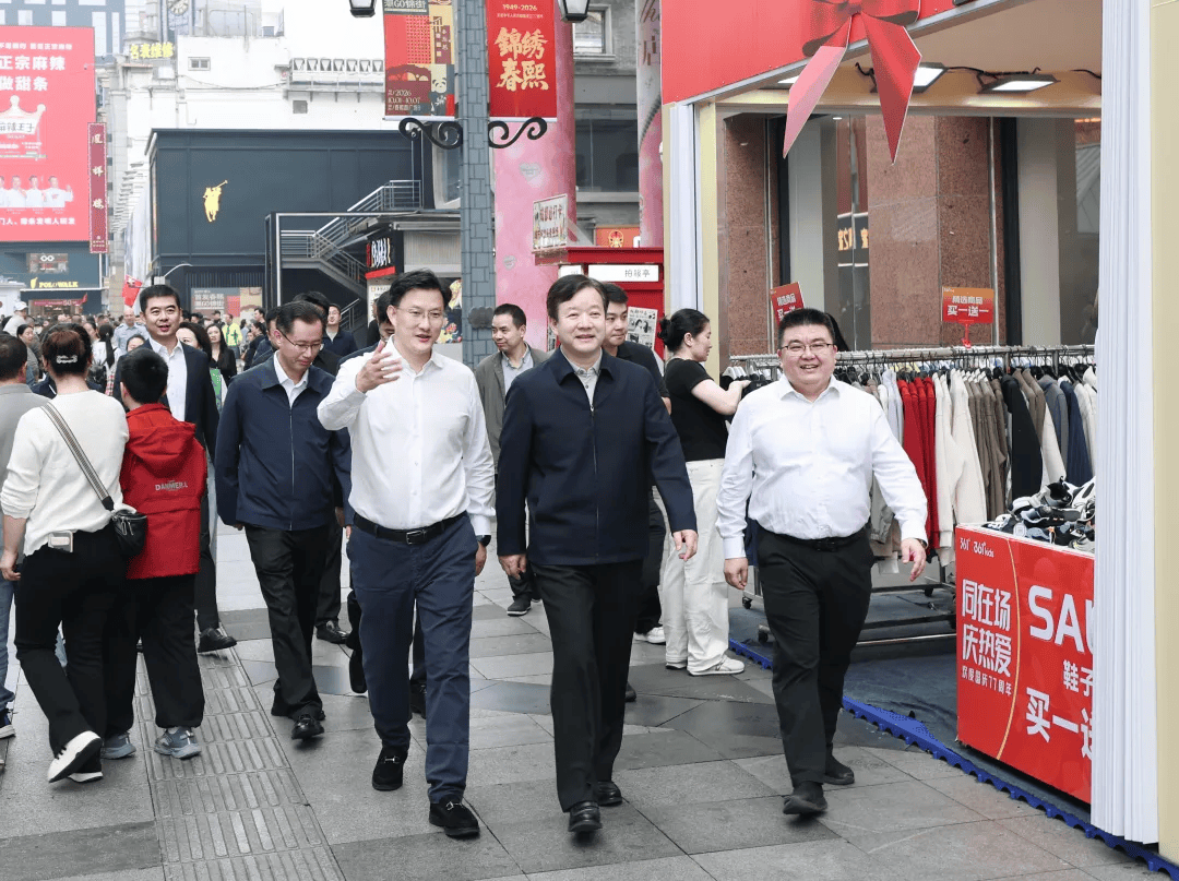 亚洲杯足球比分_四川省委常委、成都市委书记曹立军亚洲杯足球比分，到成都大熊猫繁育研究基地检查，与游客交流