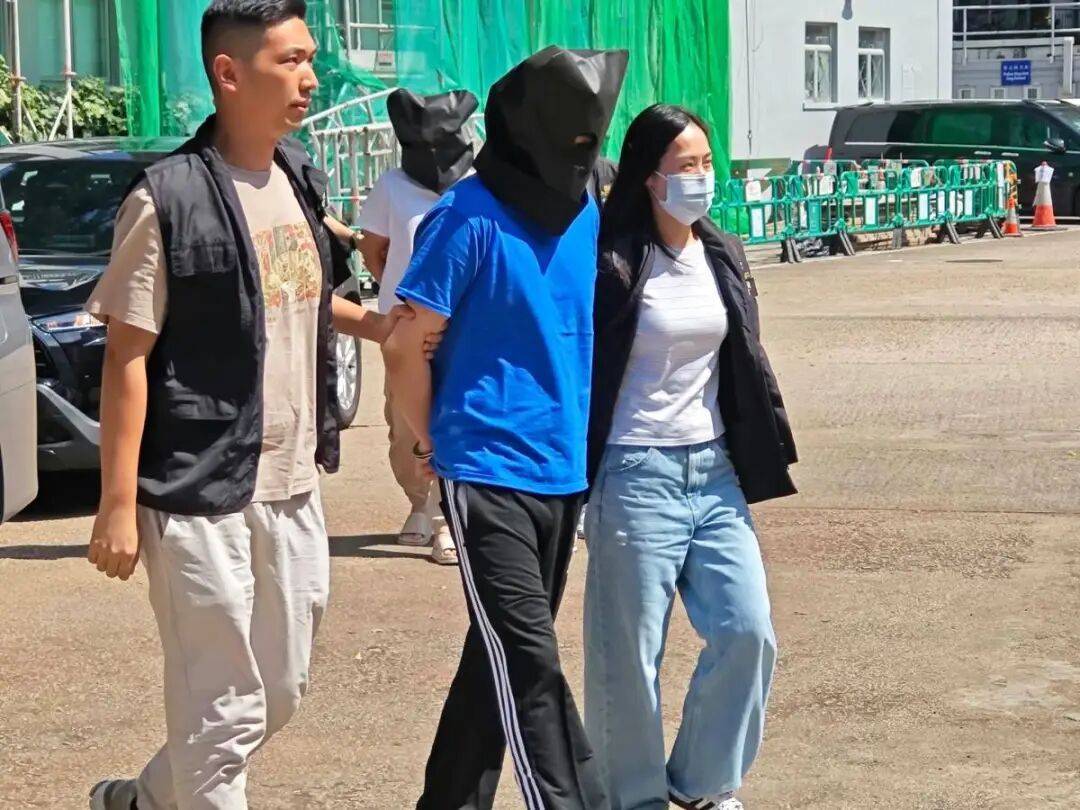 皇冠信用网开户_内地男子在香港住酒店下楼抽烟皇冠信用网开户，2分钟内价值3000万港元黄金被换成30公斤柔顺剂，警方：系同行朋友精心策划，已拘捕2人