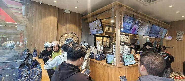 皇冠信用网在哪里开通_霸王茶姬将发放1350万元奖励员工；“郑钦文夺冠买一送一”活动爆单皇冠信用网在哪里开通，有店员称接通知加班到晚11点，不少订单等待过久取消